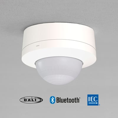 Niko M46HC DALI-2 bevægelsessensor til højloftsmontage med synlige DALI-2, Bluetooth og IEC logoer.