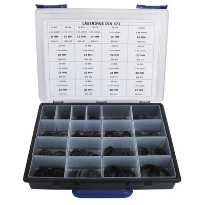 Nærbillede af Raaco sortimentskasse med låseringe DIN 471, viser tydeligt mærkat med størrelser og antal samt diverse låseringe i hvert rum.