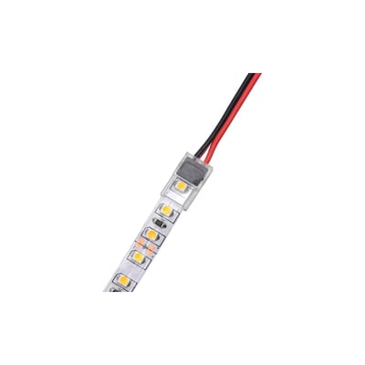 Nærbillede af en løs ledning monteret på en 8mm LED-strip, viser tilslutningsstykket med sorte og røde ledere.