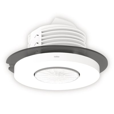 Niko P42MR tilstedeværelsessensor i hvid plast, med en 12-13m rækkevidde og 360° dækningsvinkel, til planforsænket loftmontering.