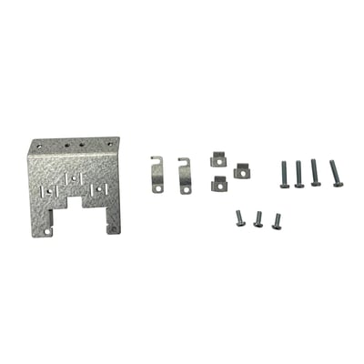 Danfoss afkoblingsplade monteringskit MA02c med metalplade, kabelklemmer, U-terminaler og skruer isoleret på hvid baggrund.