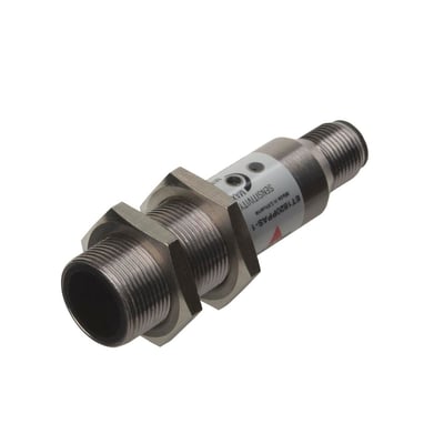 Carlo Gavazzi EO1804PPAS-1 fotoelektrisk sensor med M18-gjenge, vist skrått forfra med metallhus og svart sensorflate.