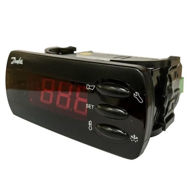 Danfoss EKC 202D kjølestyring for 230 V med fire reléer, svart front med rødt display og tre betjeningsknapper.