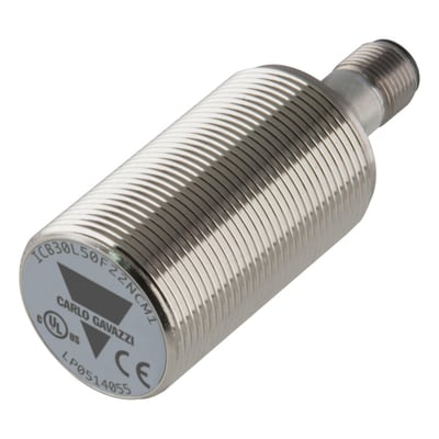 Carlo Gavazzi induktiv M30 PNP NO-sensor med 15 mm deteksjonsavstand, sett skrått med riflet metallhus og gjengestuss.
