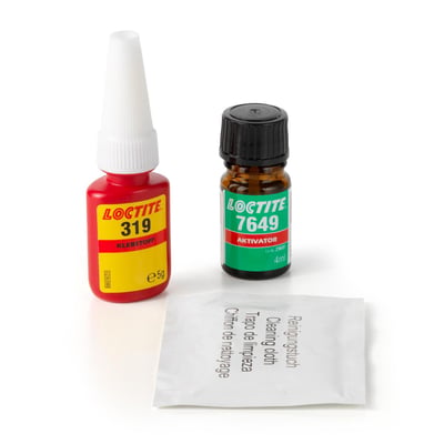 Loctite limkit med 5g Loctite 319 klebstoff, 4ml aktivator og rengøringsservietter på hvid baggrund.