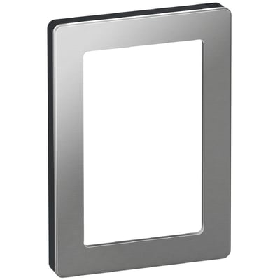 LK FUGA Pure designramme i stålfarvet metal, 1½ modul, med en glat børstet overflade og sort kant.