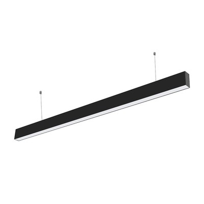 Svart, slankt V-TAC LED-takarmatur på 120 cm, vist nedhengt i wirer med hvit lysflate.