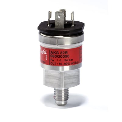 Danfoss AKS 32R trykktransmitter med rød merking, elektriske kontaktpinner og gjengetilkobling.
