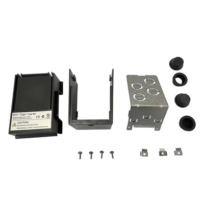 Danfoss IP21/Type 1 konverteringskit MA01c, vist med alle dele inklusive top- og bunddæksler, metalplade og gummi-gennemføringer.