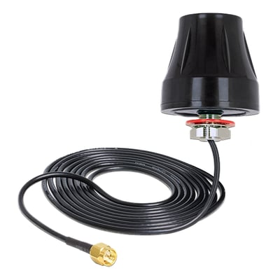 Svart DeLock LTE-antenne med rundstrålende utforming, monteringsbrakett og sammenrullet kabel med SMA-kontakt.