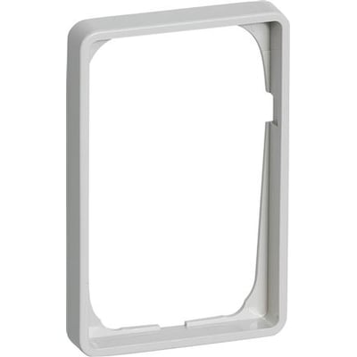 LK FUGA Baseline 50 ramme i lysegrå til 1½ modul indsatser, set fra et skråt vinkel forfra.