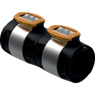 Geberit FlowFit kobling i sort PPSU med 50mm diameter og orange låsearme, vist med metalbånd på en hvid baggrund.