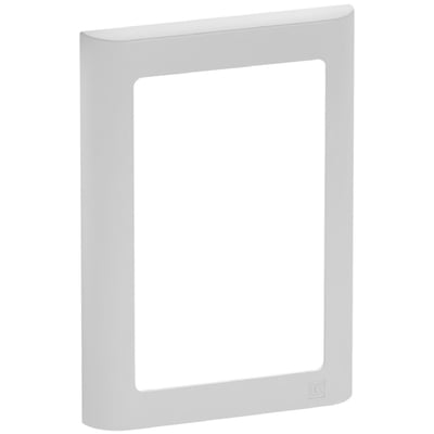 LK FUGA Soft 63 design ramme i lysegrå plast med 1½ modul bredde og en glat finish, isoleret på hvid baggrund.