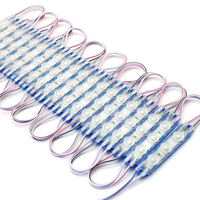 Række af LEDlife vandtætte LED moduler i blåt lys på hvid baggrund, vist fra siden med tydelige ledninger.