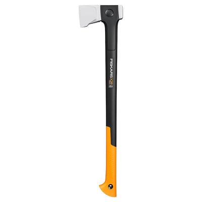 Fiskars X28 kløveøkse med et 710 mm langt sort FiberComp™-skaft og orange SoftGrip™-greb.