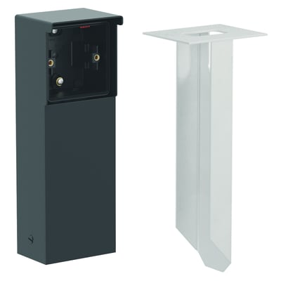 Niko Hydro stikkontaktsøjle i sort rustfrit stål og et medfølgende jordspyd i metal.