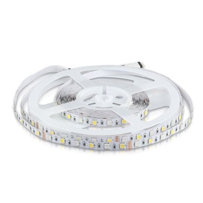 V-TAC 12V RGB+W LED-strip med 60 LED'er pr. meter, monteret på en hvid plastspole, klar til installation.