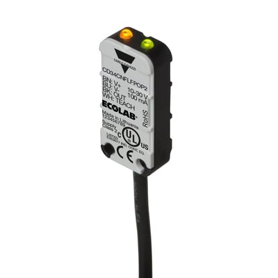 Carlo Gavazzi kapasitiv føler for nivåovervåking, med hvit front, svart hus, to indikatorlamper og kabel.