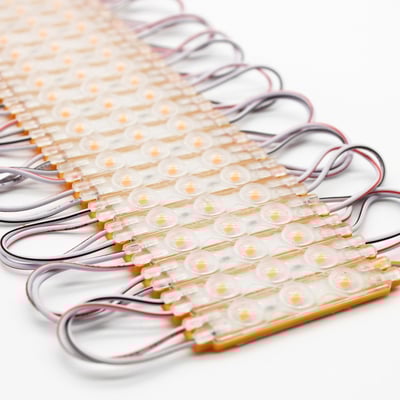 Tæt på et LEDlife vandtæt LED modul med gule dioder, vist på en hvid baggrund med fokus på detaljer.