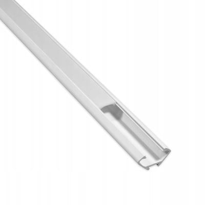 Hvit PVC-hjørneprofil til LED-stripe på 1 meter med melkehvit deksel, vist skrått med profilens åpning synlig.