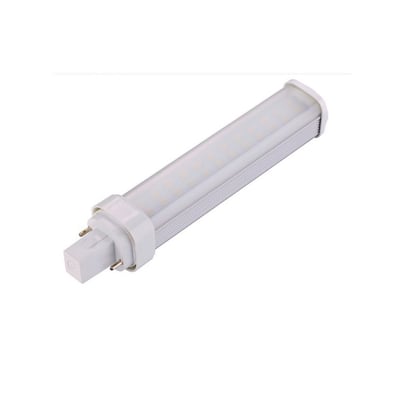LEDlife G24Q LED-pære på 7 W med matt, avlangt lysrør og synlige stifter i sokkelen, sett på skrå.