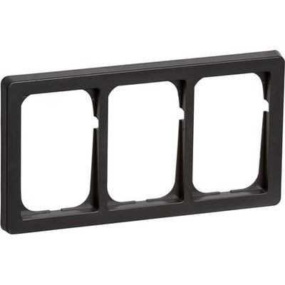 LK FUGA Baseline 63 vandret tripel ramme i koksgrå, 3x1½ modul, vist forfra med tre åbninger.