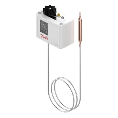 Danfoss KP79 termostat med en kobberfarvet føler og sølvfarvet kapillarrør, fremviser IP55-kapsling.
