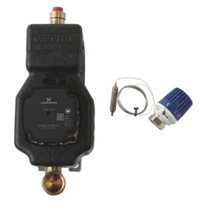 Nærbillede af Wavin parallelshunt UPM3Hy 15-70 pumpen og tilhørende termostat og føler på hvid baggrund.