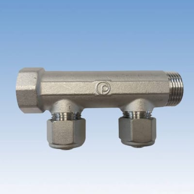 Pettinaroli 3/4" x 15 mm 3-grens CC50 messing fordelerrør med TEA belægning og fast muffe, vist med 2 tilslutninger.
