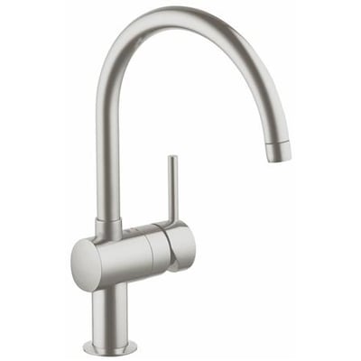 Grohe Minta køkkenarmatur med C-tud og 1-grebs betjening i børstet kromfinish, vist på hvid baggrund.