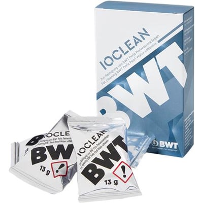 BWT IO clean rengøringstabletter til Perla blødgøringsanlæg, med en pakke og fire individuelle poser med 13g.