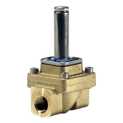 Tættere vinkel af Danfoss EV250BW magnetventil, viser dens messinghus og interne komponenter.