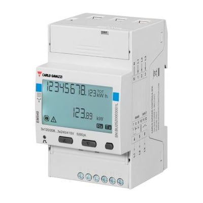 Carlo Gavazzi EM540 3-faset energimåler til direkte måling af op til 65A, vist med frontpanel og digitale display.