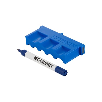 Geberit Mapress T-stykke skabelon i blå plast med Geberit logo, sammen med en hvid tusch med Geberit logo.
