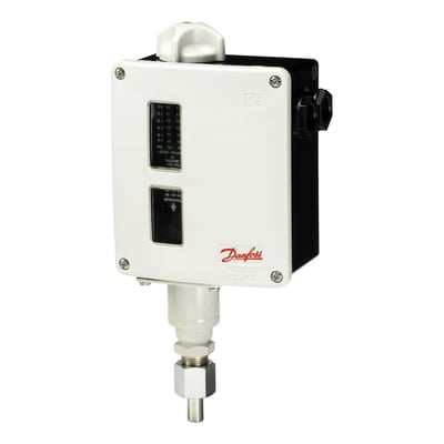 Nærbillede af Danfoss RT5 pressostat, der viser den hvide frontplade med mærkat og knapper, samt "Made in Poland" inskriptionen.