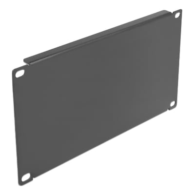 Svart blindplate fra DeLock til 10″ nettverksskap i 3U-format, vist skrått med monteringshull i hjørnene.