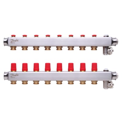 Danfoss SSM manifoldsæt i rustfri stål med 8 udgange, vist med og uden røde termokapsler på hvid baggrund.