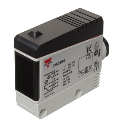 Carlo Gavazzi PMR 10R G retroreflekterende fotoaftaster med svart og grått kabinett, sett skrått forfra med merking på siden.