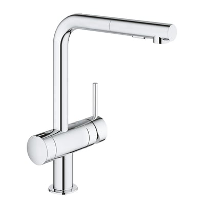 Grohe Minta køkkenarmatur i krom med L-tud, enkelt greb og udtrækkelig udløb, monteret på hvid baggrund.