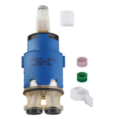 Grohe keramisk patron 28mm i blå plast med hvid låg, lyserød og grøn indsats samt hvidt monteringsbeslag på hvid baggrund.