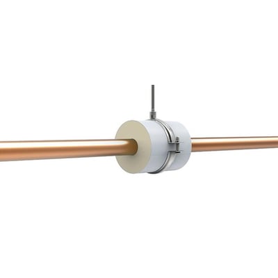 Isoglobal isolert rørbærer VVS, 48 x 50 mm, montert rundt et vannrett rør med metallbøyle.