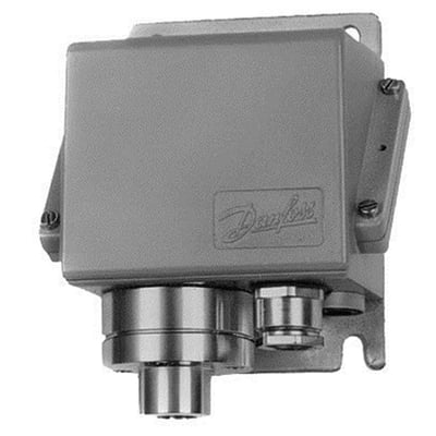 Danfoss KPS 43 pressostat i grå farve, vist fra siden med fokus på monteringsbeslag og elektriske tilslutninger.