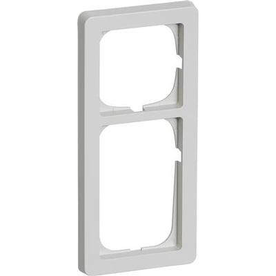 LK FUGA Baseline 63 ramme i lysegrå plast, 2½ modul, vist fra en skrå vinkel på hvid baggrund.