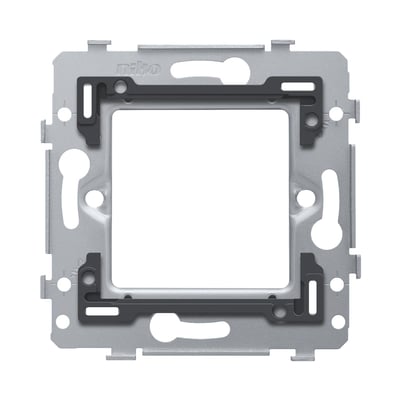 Niko universel indsats i metal med mørkegrå monteringsdetaljer, designet til el-installationer.