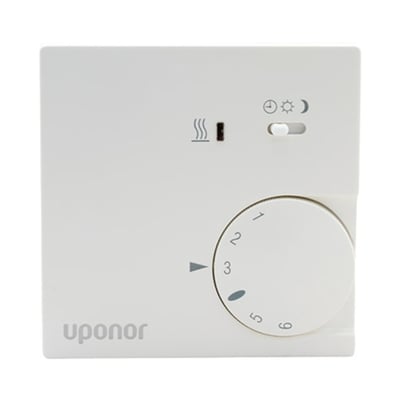 Uponor SPI Cosy termostat i hvid plast med 24V NSB og ledningsført styring på hvid baggrund.