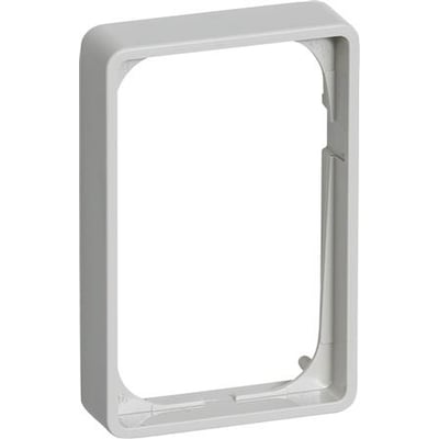 LK FUGA Baseline 50 forhøjet ramme i lysegrå plast, med 1½ modul indsatsåbning og 14 mm dybde.