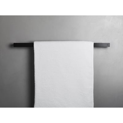 Unidrain Reframe enkelt håndklædestang i sort stål, 60 cm bred, med et hvidt håndklæde hængende på.