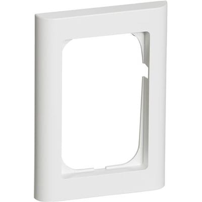 LK FUGA Softline 68 ramme i hvid plast, 1½ modul bredde og 1 modul højde, med afrundede kanter.