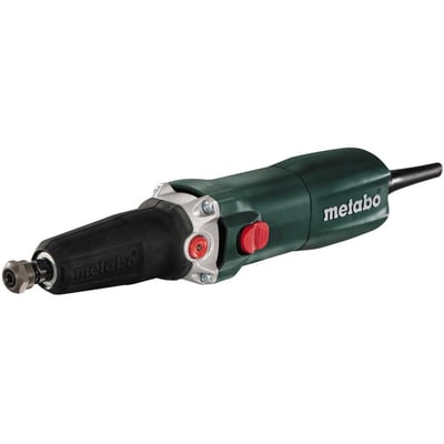 Metabo GE 710 Plus rettsliper på 710 watt sett skrått fra siden med lang, svart slipespindel og røde betjeningsknapper.