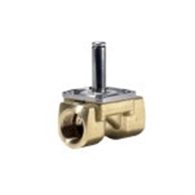 Bagfra vinkel af Danfoss EV220B magnetventil i messing, viser G 1/2 tilslutning og et centralt monteret metalrør.